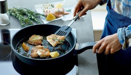 Названы три продукта, которые при жарке «превратят еду в ад»