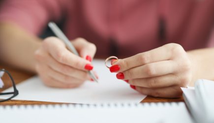 Раскрыто, можно ли по брачному контракту засудить партнера за измену