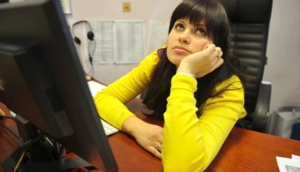 Девочки делают выводы и не хотят детей: в Госдуме нашли способ облегчить жизнь женщинам