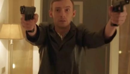 Защищала своего двухлетнего ребенка? Почему возлюбленная напала на актера Илью Деля с ножом