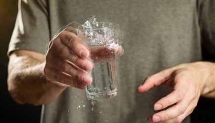 Назван тревожный симптом, который может указывать на болезнь Паркинсона