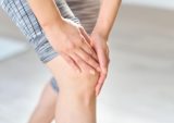 Названы неожиданные причины, по которым могут трястись колени