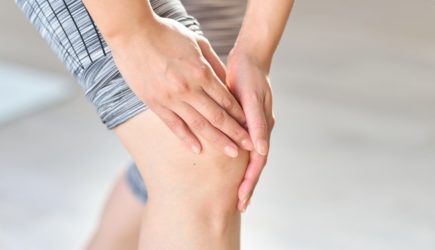 Названы неожиданные причины, по которым могут трястись колени