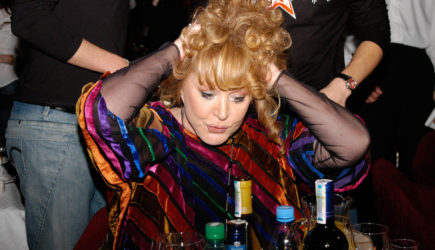 Тощие ножки крестиком и платье школьницы: Пугачеву подняли на смех из-за странного наряда