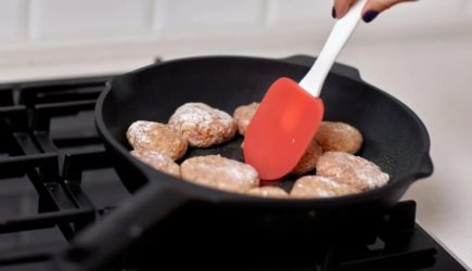 Повариху школы сняли на видео, когда она отмывала котлеты из мусора для детей