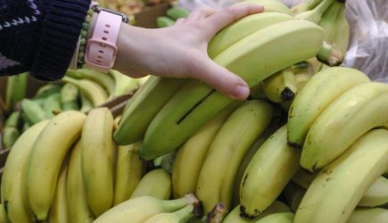 Перечислены вредные для пожилых людей фрукты