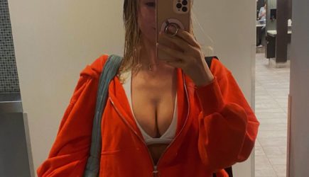 &laquo;Самая сексуальная в мире волейболистка&raquo; показала откровенное декольте после тренировки