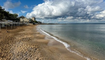 Россиянам ответили, безопасно ли отдыхать на пляжах Крыма и Севастополя