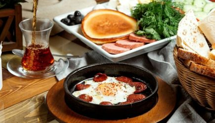 Сытный завтрак всего за 7 минут: в 10 раз вкуснее приевшихся яичницы и бутербродов