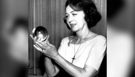 Предсказавшая убийство Кеннеди ясновидящая сделала пророчество о войне с Россией в 2025 году