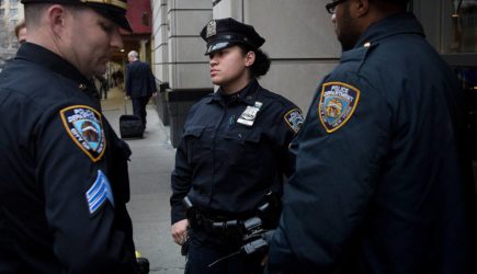 Мужчина заставил 15-летнего сына присоединиться к оргии с тремя женщинами за 40