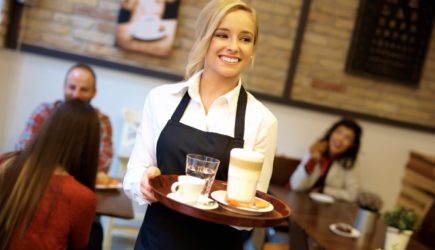 Официантка как обычно приняла заказ у бездомного, а потом узнала, кто он