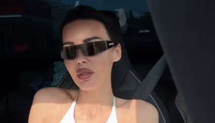 Пышная грудь Самойловой выпрыгнула из тесного белья – откровенное фото