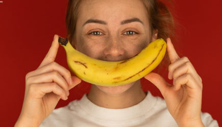 Эколог рассказал, почему рядом с грядкой нужно закопать банан