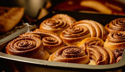 Ароматные булочки с корицей: рецепт, который покорит ваше сердце