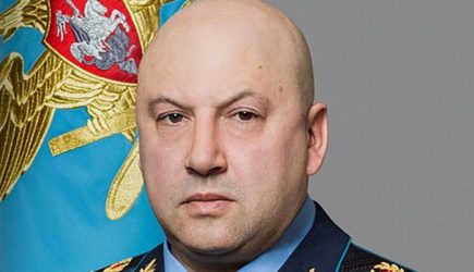 &#171;Пропавший&#187; генерал Суровикин попал на фото на другом континенте