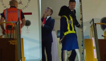 Макрон прокомментировал пощечину от жены