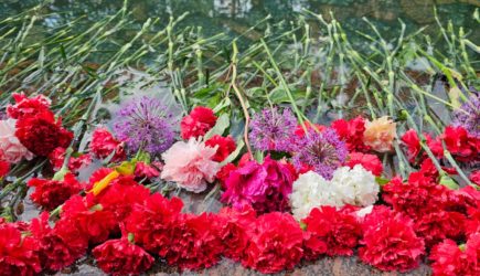 Люди несут цветы к дому Геннадия Хазанова возле Кремля