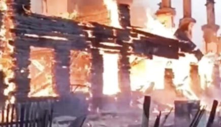 Многоквартирный жилой дом сгорел дотла в российском регионе