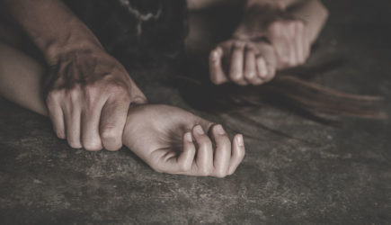 Нелегал почти полгода насиловал 16-летнюю девушку — СМИ