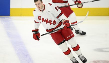 Российский защитник &#171;Каролины&#187; Александр Никишин наконец-то заработал свое первое очко в НХЛ