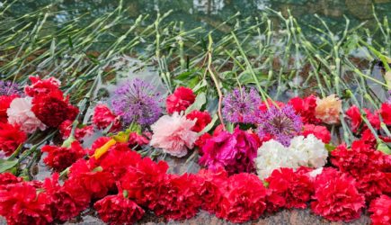 Москвичи несут цветы к элитному дому Бориса Корчевникова возле Кремля