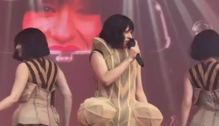 Похожий на гениталии наряд певицы IOWA на концерте в День защиты детей вызвал споры в сети