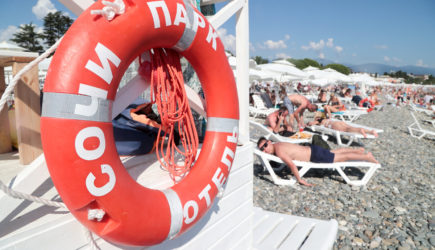 Немка в Сочи: Показывает своим, как Россия «загибается от санкций»