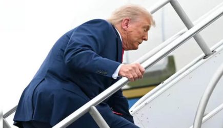 Трамп оконфузился на трапе самолета: едва не упал как Байден