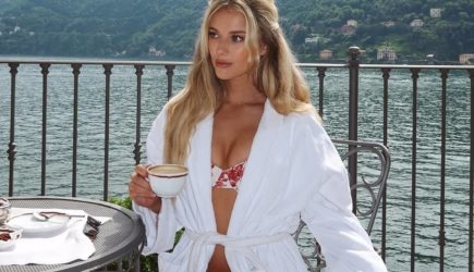 «Самая сексуальная автогонщица в мире» показала фото в распахнутом халате