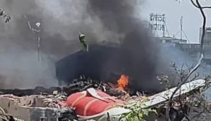 Самолет с сотнями пассажиров на борту разбился в жилом районе Индии