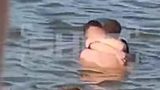 Пара занялась сексом в воде на российском курорте на глазах у детей и попала на видео