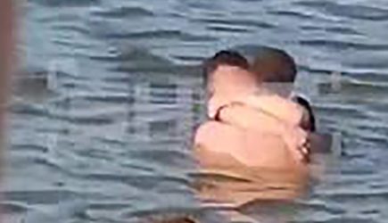 Пара занялась сексом в воде на российском курорте на глазах у детей и попала на видео