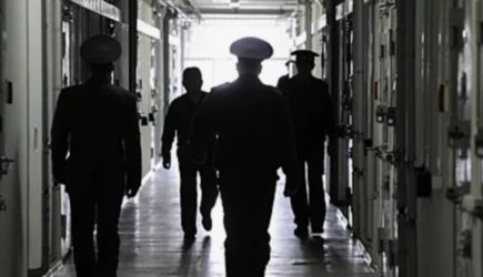 «Ей больно круглосуточно». Молодая россиянка начала гнить в колонии