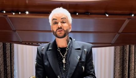 Киркоров впервые показал перевязанную руку после госпитализации