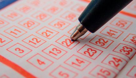 Мужчина убирался в машине и разбогател на четыре миллиона рублей