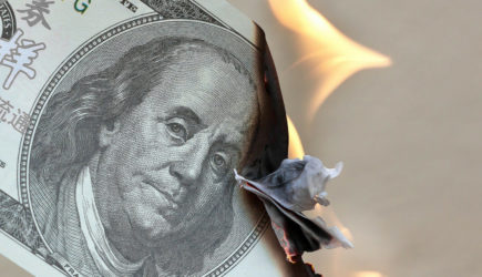 Аномальная ситуация: почему россияне не скупают дешёвые доллары