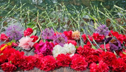 Люди несут цветы к знаменитому дому Николаева в центре столицы