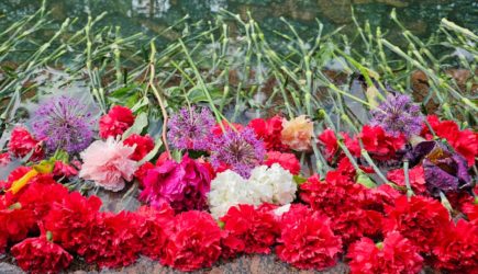 Люди несут цветы к знаменитому дому Леонида Якубовича