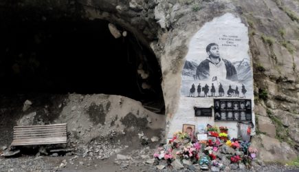 &#171;В чем сила, брат?&#187;: люди несут цветы и свечи к мемориалу Сергея Бодрова