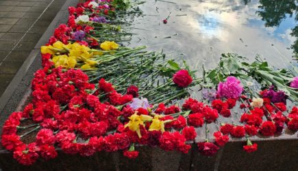 Люди несут цветы к знаменитому на всю Москву дому Глюкозы