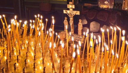 Смерть была внезапной: люди несут цветы к дому семьи Собчак