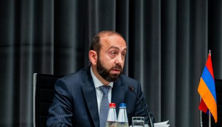 Глава МИД Армении публично нахамил Лаврову