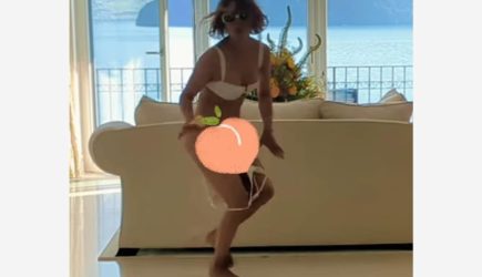 58-летняя Холли Берри потеряла трусы во время танца