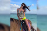 В неоновых стрингах и на лошади: Ратаковски сделала снимок в океане