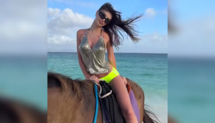 В неоновых стрингах и на лошади: Ратаковски сделала снимок в океане