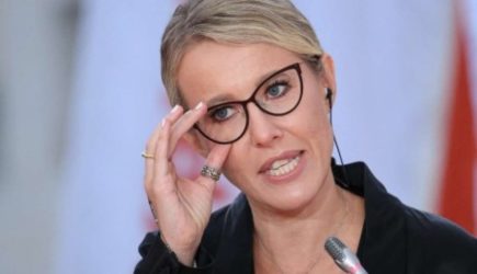 Собчак назвала человека, который может стоять за обысками у директора МХАТа Кехмана