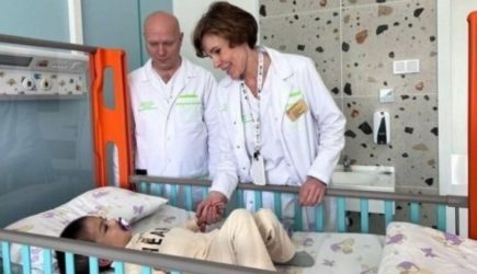 Мальчика, брошенного наркоманом на пол в аэропорту, готовят к выписке