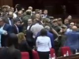 Драка в парламенте Армении: Оппозиционера Саркисяна атаковали во время заседания