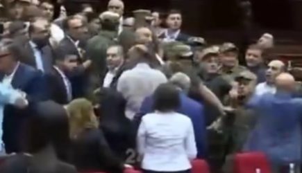 Драка в парламенте Армении: Оппозиционера Саркисяна атаковали во время заседания